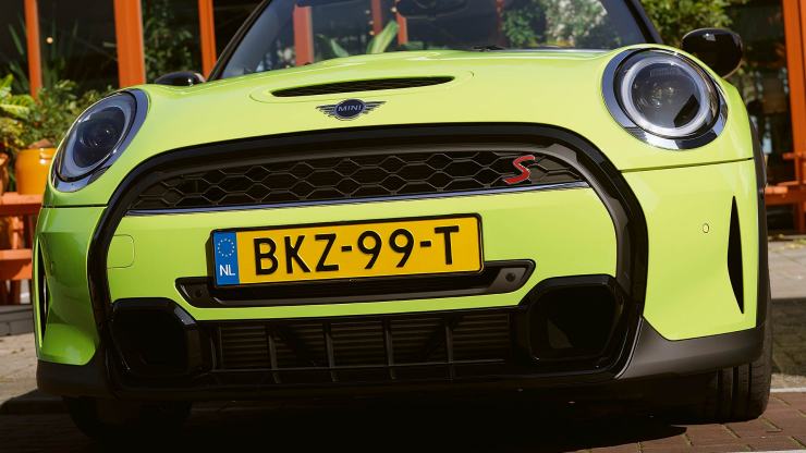 MINI Cabrio - NOVÝ PŘEDNÍ NÁRAZNÍK MINI Cabrio - NOVÝ PŘEDNÍ NÁRAZNÍK.