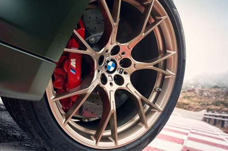 20" M kola z lehké slitiny Y-spoke 789 M v provedení Gold Bronze s kombinovanými okruhovými pneumatikami.