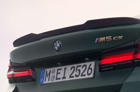 M karbonový zadní spoiler.