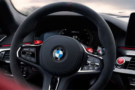 M volant.