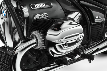 BMW R 18 - Motor typu boxer s rozvodovými zdvihátky. BMW R 18 - Motor typu boxer s rozvodovými zdvihátky.