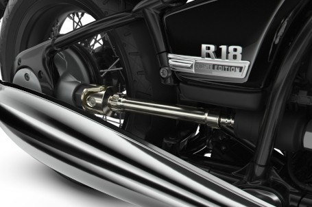 BMW R 18 - Odkrytá kardanová hřídel a dvojitý ocelový rám BMW R 18 - Odkrytá kardanová hřídel a dvojitý ocelový rám