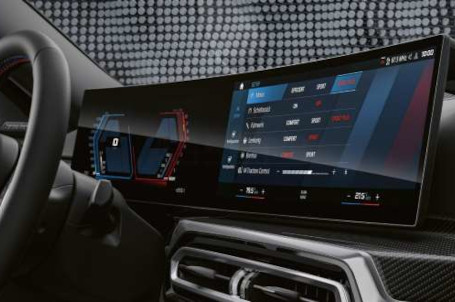 BMW Prohnutý displej. BMW Prohnutý displej.