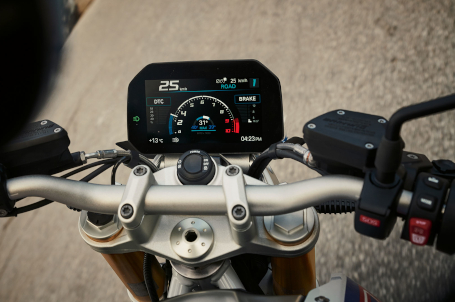 BMW R 1250 R - ECALL – inteligentní nouzové volání jako speciální výbava BMW R 1250 R - ECALL – inteligentní nouzové volání jako speciální výbava