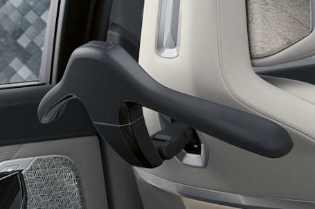BMW Ramínko na šaty pro systém Travel & Comfort. BMW Ramínko na šaty pro systém Travel & Comfort.