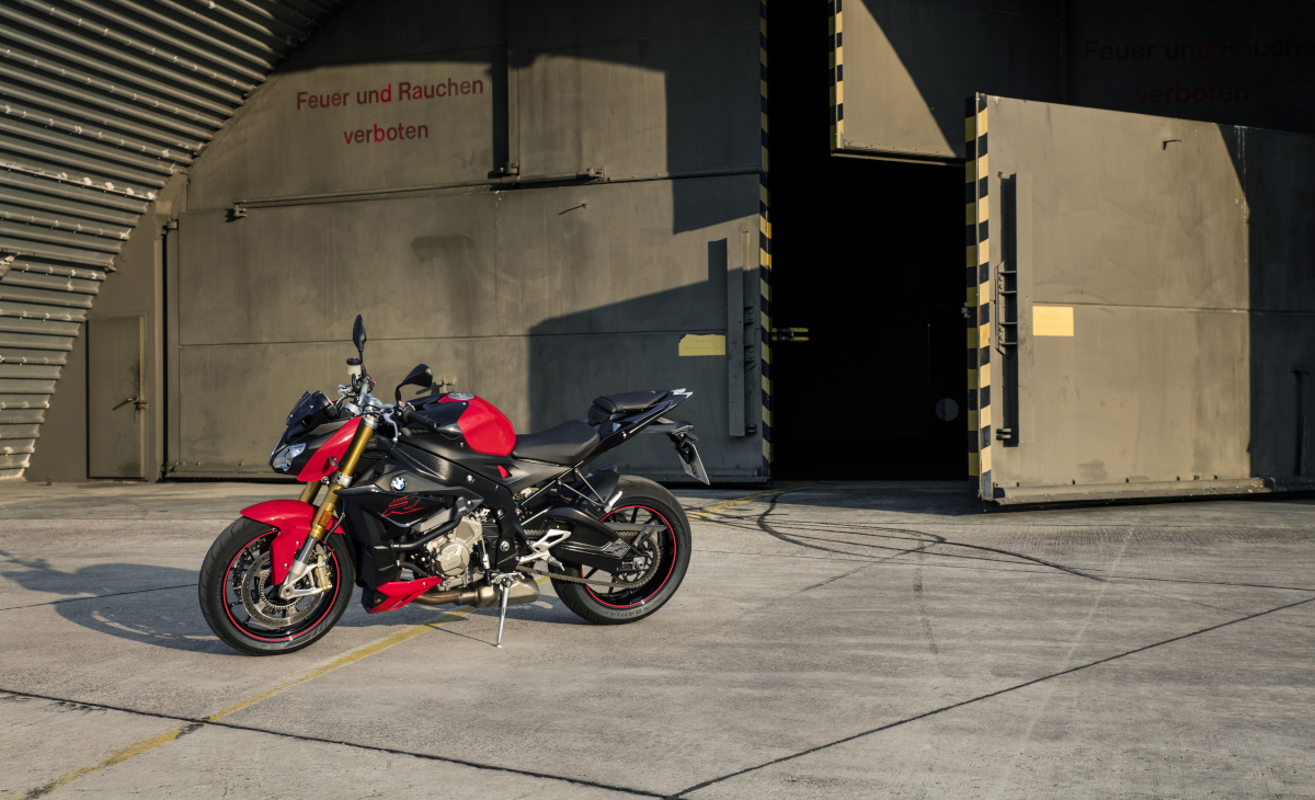 BMW S 1000 R - Nejde jen o výkon, ale i o kontrolu. BMW S 1000 R - Nejde jen o výkon, ale i o kontrolu.