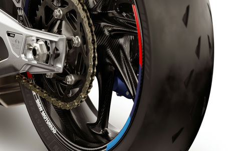 BMW M 1000 RR - Lehká M karbonová kola s Tape-designem BMW M 1000 RR - Lehká M karbonová kola s Tape-designem