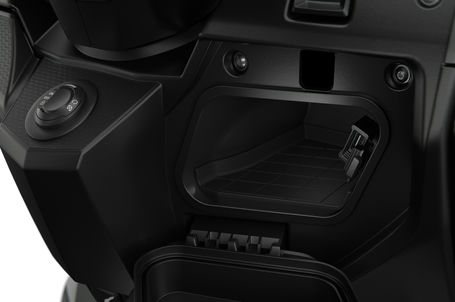 BMW C 400 GT - Nabíjecí USB zásuvka v odkládací přihrádce BMW C 400 GT - Nabíjecí USB zásuvka v odkládací přihrádce