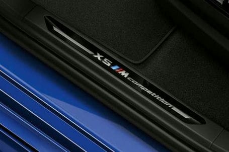 BMW X5 M - Prahové lišty s nápisem „X5 M Competition". BMW X5 M - Prahové lišty s nápisem „X5 M Competition".