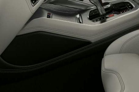 BMW X5 M - Kolenní opěrky. BMW X5 M - Kolenní opěrky.