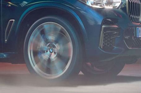 BMW X5 M50i - Adaptivní M podvozek. BMW X5 M50i - Adaptivní M podvozek.