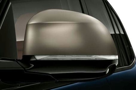 BMW X5 M50i - M specifické ozdobné prvky v barvě Cerium Grey. BMW X5 M50i - M specifické ozdobné prvky v barvě Cerium Grey.