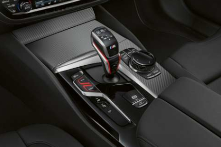 BMW M5 - 8stupňová převodovka M Steptronic Sport s ovládáním Drivelogic. BMW M5 - 8stupňová převodovka M Steptronic Sport s ovládáním Drivelogic.