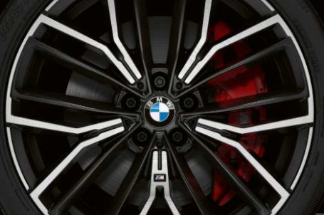 BMW M550i xDrive - M sportovní brzdy. BMW M550i xDrive - M sportovní brzdy.
