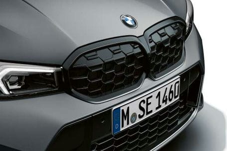 BMW M340i xDrive Sedan - BMW maska ve tvaru ledvinek s mřížkovanými výpiněmi. BMW M340i xDrive Sedan - BMW maska ve tvaru ledvinek s mřížkovanými výpiněmi.