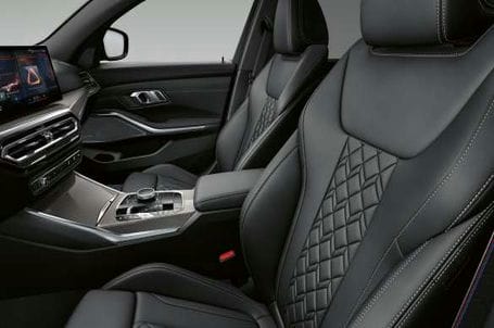 BMW M340i xDrive Sedan - Sportovní sedadla řidiče a spolujezdce vpředu. BMW M340i xDrive Sedan - Sportovní sedadla řidiče a spolujezdce vpředu.