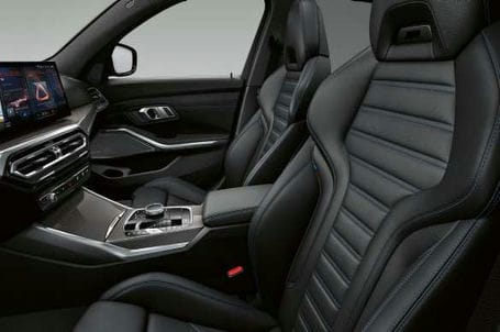 BMW M340i xDrive Touring - M sportovní sedadla pro řidiče a spolujezdce vpředu. BMW M340i xDrive Touring - M sportovní sedadla pro řidiče a spolujezdce vpředu.