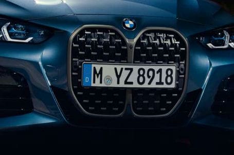 BMW M440i - Rámeček M masky chladiče ve tvaru ledvinek v barvě Cerium Grey. BMW M440i - Rámeček M masky chladiče ve tvaru ledvinek v barvě Cerium Grey.