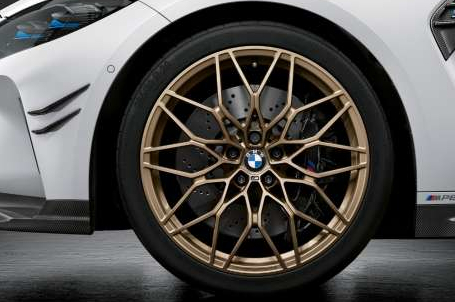 BMW M4 Coupé - 20"/21" M Performance kované kolo Cross-spoke 1000 M v provedení Frozen Gold Bronze. BMW M4 Coupé - 20"/21" M Performance kované kolo Cross-spoke 1000 M v provedení Frozen Gold Bronze.