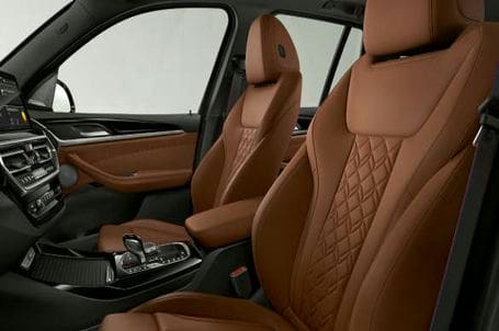 BMW X3 M40i a X3 M40d - Sportovní sedadla řidiče a spolujezdce vpředu. BMW X3 M40i a X3 M40d - Sportovní sedadla řidiče a spolujezdce vpředu.