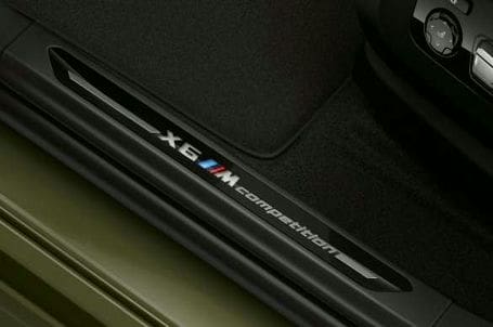 BMW X6 M Competition - Prahové lišty s nápisem „X6 M Competition". BMW X6 M Competition - Prahové lišty s nápisem „X6 M Competition".