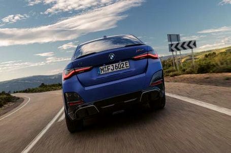 BMW i4 M50 - Adaptivní M podvozek se specifickým naladěním. BMW i4 M50 - Adaptivní M podvozek se specifickým naladěním.