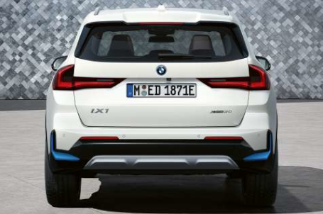 BMW iX1 - pohled zezadu BMW iX1 - pohled zezadu