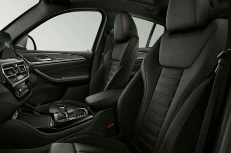 BMW X4 M40i - Sportovní sedadla řidiče a spolujezdce vpředu. BMW X4 M40i - Sportovní sedadla řidiče a spolujezdce vpředu.