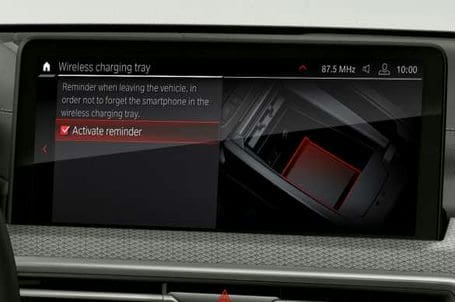 BMW X4 M - Rozšířené funkce telefonu s bezdrátovým nabíjením. BMW X4 M - Rozšířené funkce telefonu s bezdrátovým nabíjením.