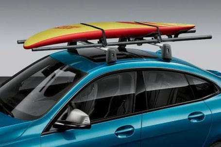 BMW řady 2 Gran Coupé - BMW držák surfu pro přepravu na střeše. BMW řady 2 Gran Coupé - BMW držák surfu pro přepravu na střeše.