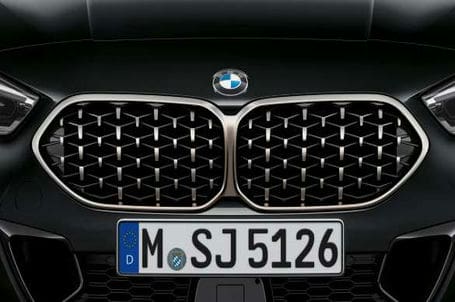 BMW M235i xDrive Gran Coupé - BMW maska chladiče ve tvaru ledvinek s mřížkovaným designem. BMW M235i xDrive Gran Coupé - BMW maska chladiče ve tvaru ledvinek s mřížkovaným designem.