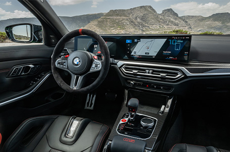 BMW M3 CS Prohnutý displej BMW M3 CS Prohnutý displej