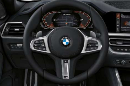 BMW M4 Cabrio - Variabilní sportovní řízení. BMW M4 Cabrio - Variabilní sportovní řízení.