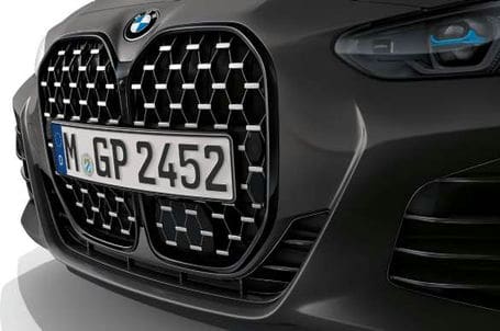 BMW M440i xDrive - M rámeček masky chladiče ve tvaru ledvinek v leskle černém provedení. BMW M440i xDrive - M rámeček masky chladiče ve tvaru ledvinek v leskle černém provedení.