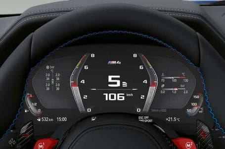 BMW M4 Cabrio - M specifický přístrojový panel. BMW M4 Cabrio - M specifický přístrojový panel.