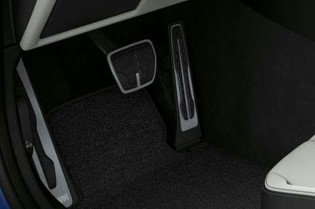 BMW M4 Cabrio - Integrovaný M specifický brzdový systém. BMW M4 Cabrio - Integrovaný M specifický brzdový systém.
