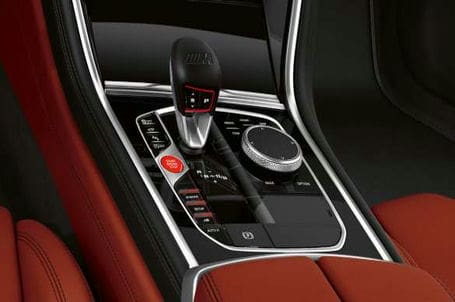 BMW M8 Gran Coupé - 8stupňová převodovka M Steptronic Sport s logikou řazení Drivelogic. BMW M8 Gran Coupé - 8stupňová převodovka M Steptronic Sport s logikou řazení Drivelogic.
