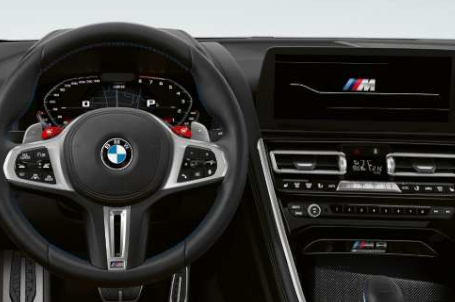 BMW M8 Gran Coupé - M specifický přístrojový panel. BMW M8 Gran Coupé - M specifický přístrojový panel.
