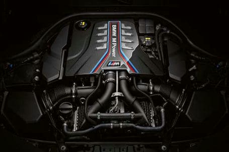 BMW M8 Coupé - Vysokovýkonný zážehový vidlicový 8válec M TwinPower Turbo o výkonu 625 k. BMW M8 Coupé - Vysokovýkonný zážehový vidlicový 8válec M TwinPower Turbo o výkonu 625 k.