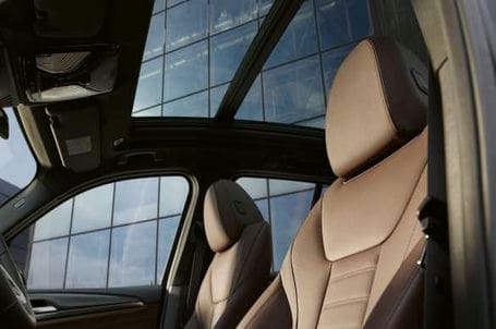 BMW iX3 - Panoramatická skleněná střecha. BMW iX3 - Panoramatická skleněná střecha.
