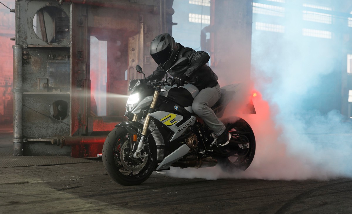 BMW S 1000 R - Nejde jen o výkon, ale i o kontrolu. BMW S 1000 R - Nejde jen o výkon, ale i o kontrolu.