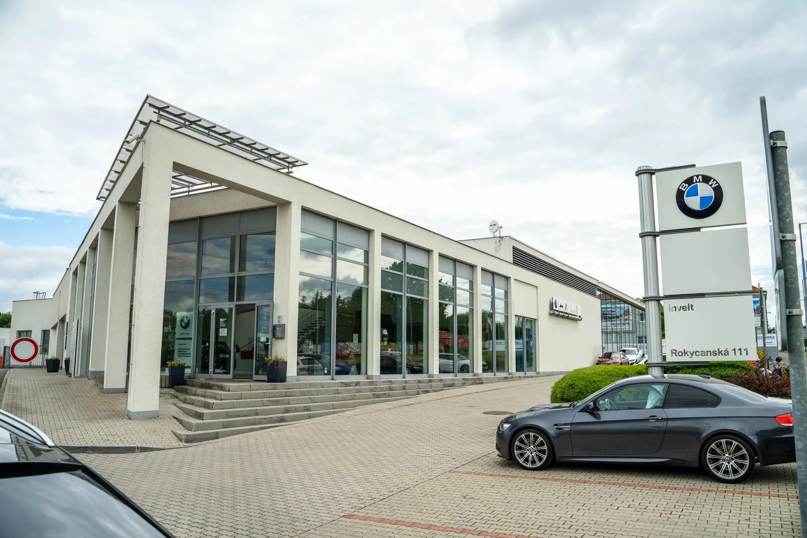 BMW invelt Plzeň - showroom exteriéry
