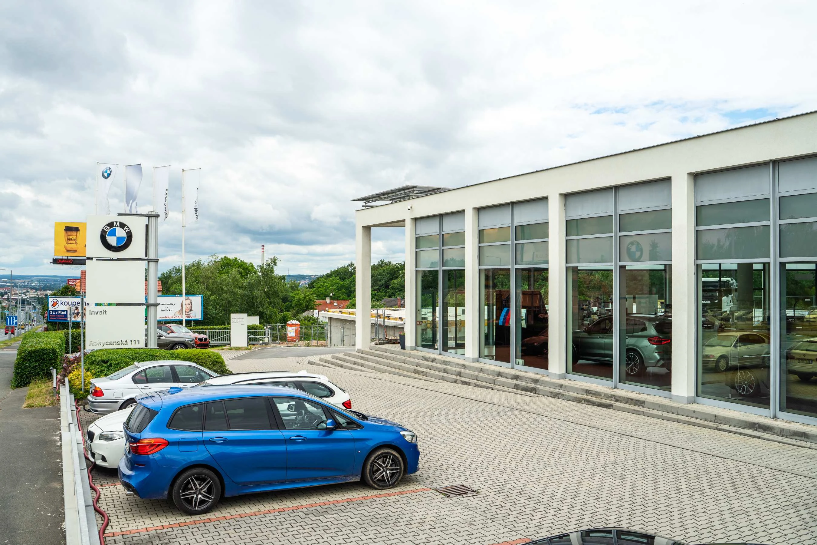 BMW invelt Plzeň - showroom exteriéry