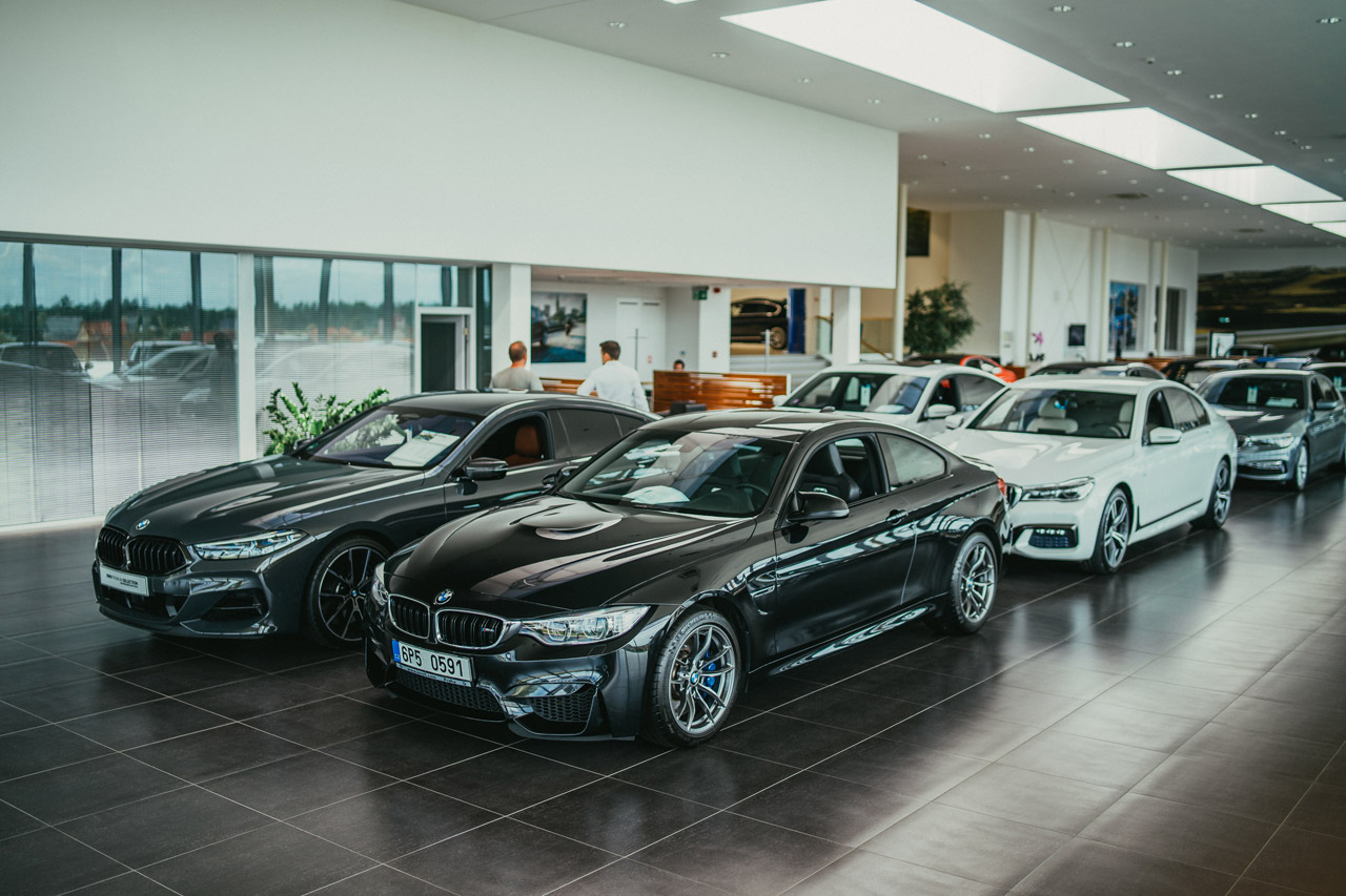 BMW invelt Praha - showroom (1).jpg