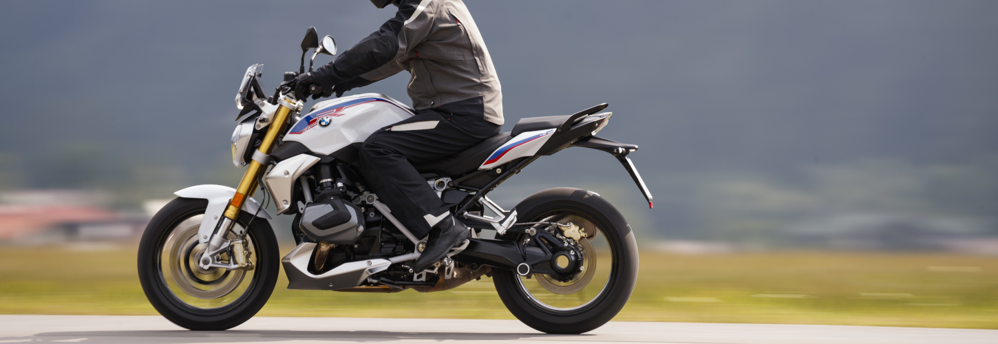 BMW R 1250 R z boku v pohybu BMW R 1250 R