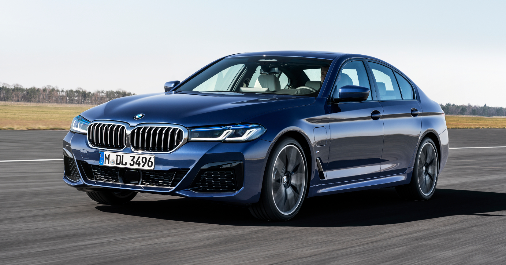 BMW ŘADY 5 SEDAN V POHYBU BMW ŘADY 5 SEDAN V POHYBU
