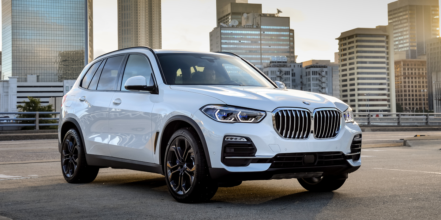 BMW X5 Z BOKU VE MĚSTĚ BMW X5 Z BOKU VE MĚSTĚ