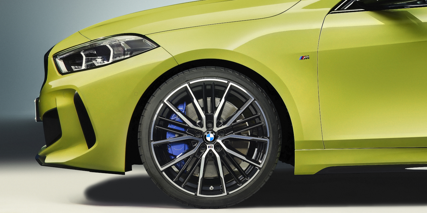 BMW M135i xDrive z boku BMW M135i xDrive z boku
