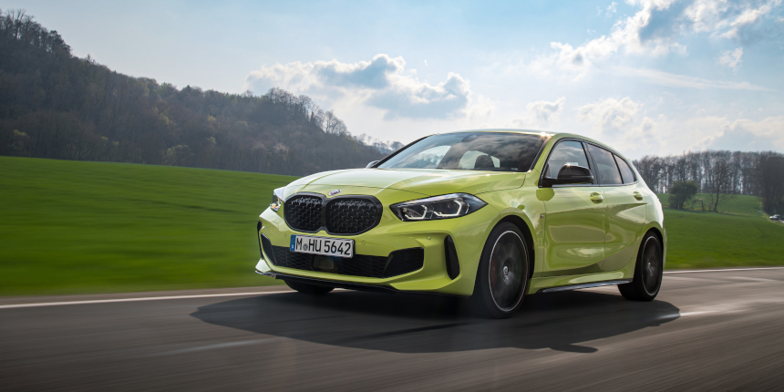 BMW M135i xDrive z boku v pohybu BMW M135i xDrive z boku v pohybu