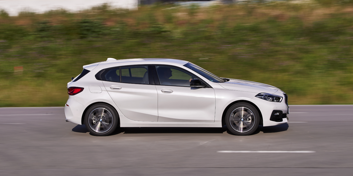 BMW řady 1 z boku v pohybu BMW řady 1 z boku v pohybu